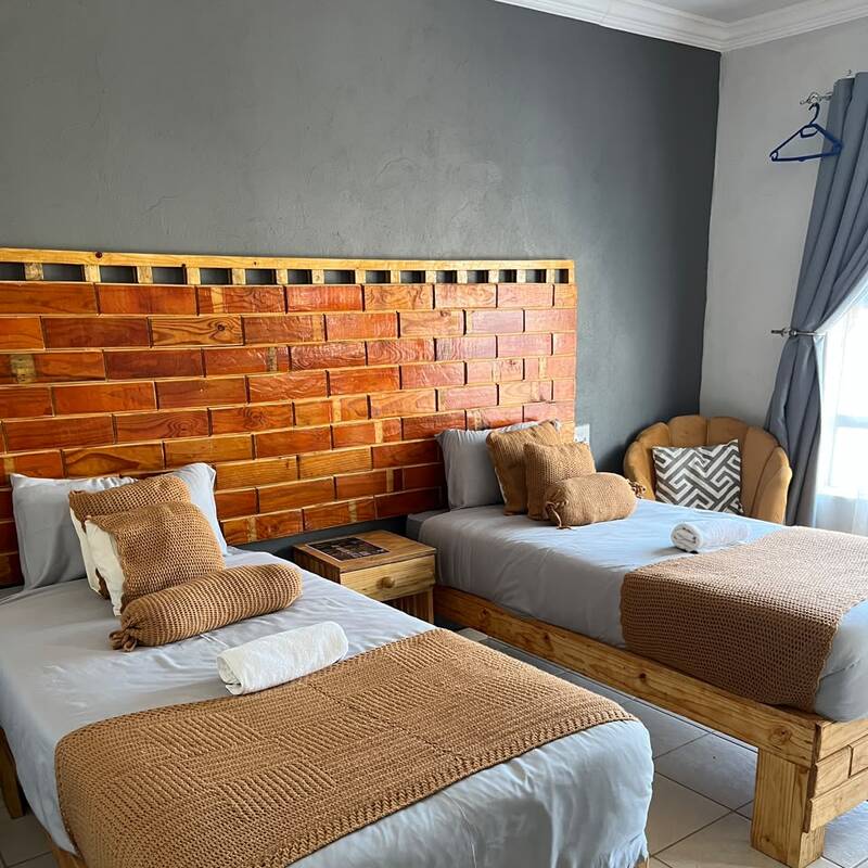 Ensuite Room 4

R500.00